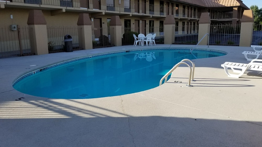 Super 8 by Wyndham Knoxville North/Powell 3/17