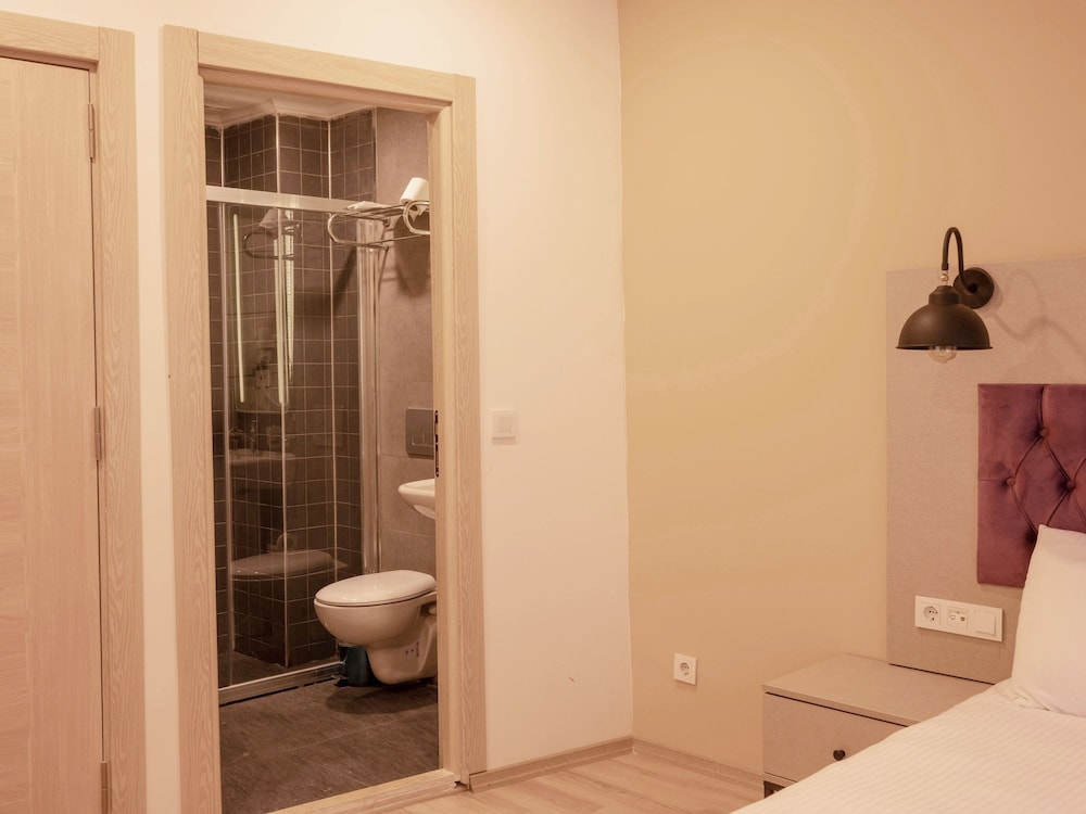 Lola Hotel 5/44