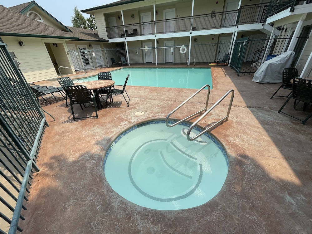Best Western Cedar Inn & Suites in ANGELS CAMP - CA