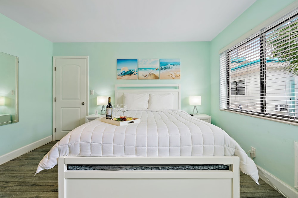 STANDARD, QUEEN BED
