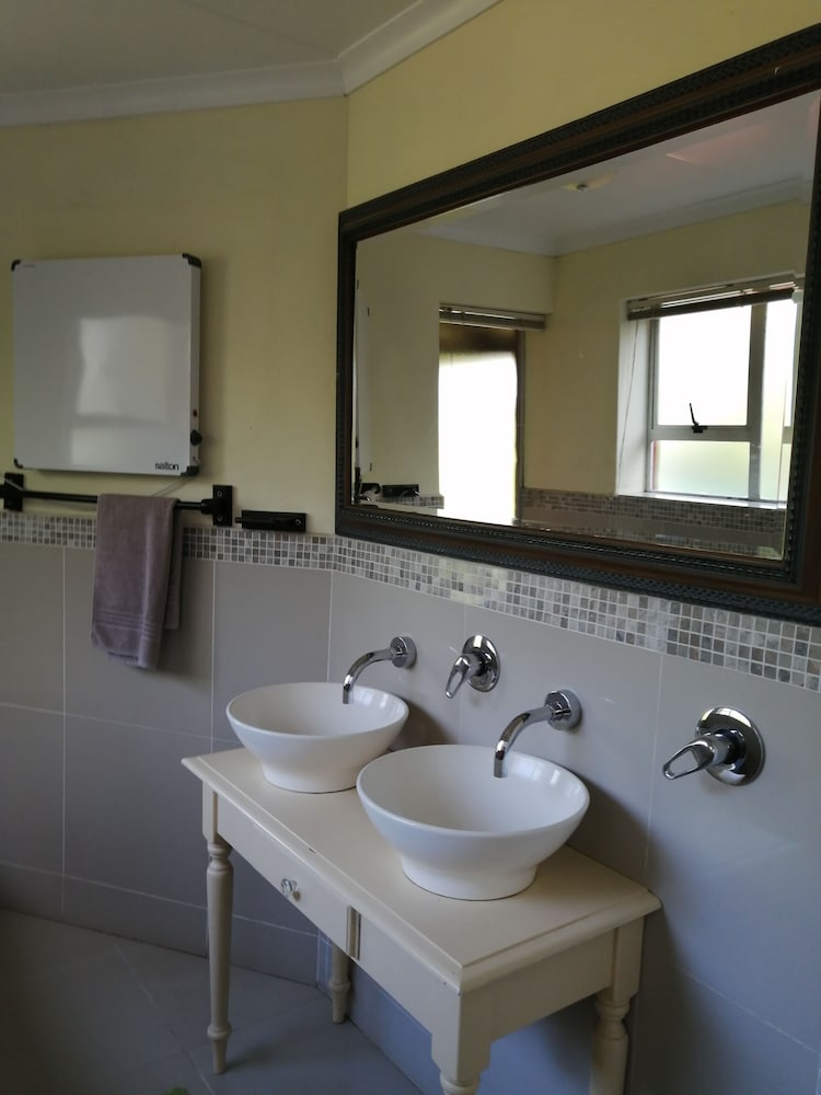 Ibis Place Guest House 49/50