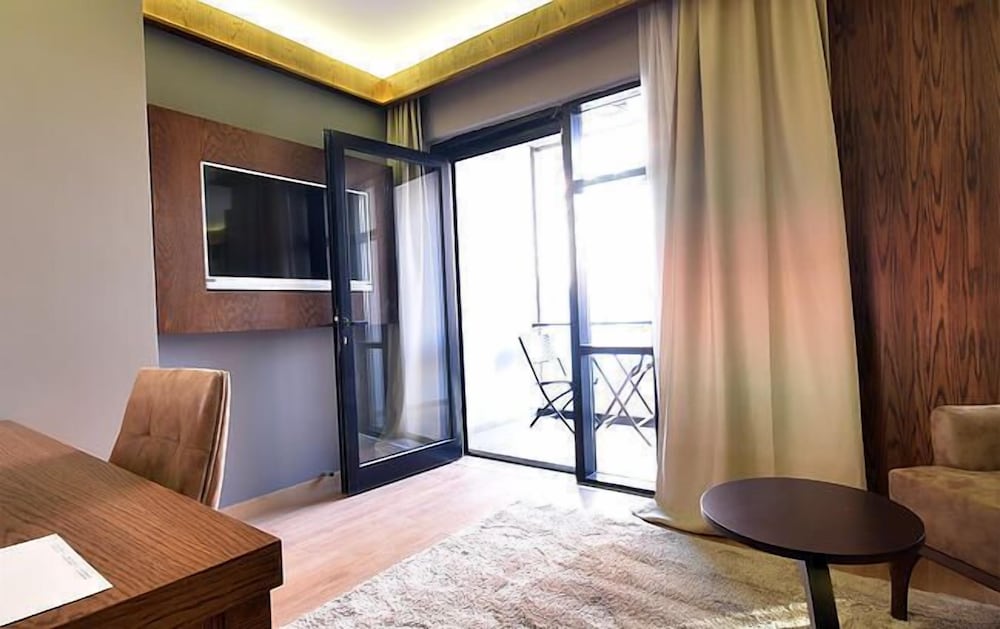 The Elegant Hotel 33/50