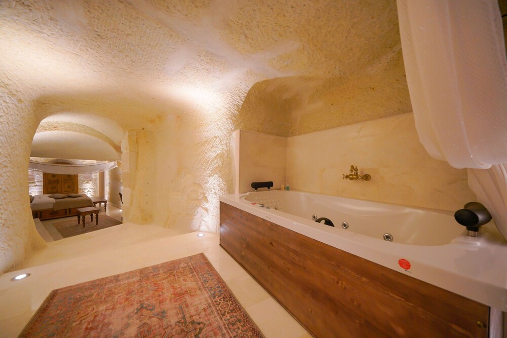 FAIRYLAND CAVE HOTEL 48/50