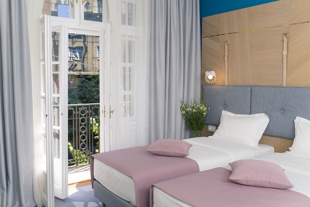 STANDARD, DOUBLE OR TWIN BED, BALCONY