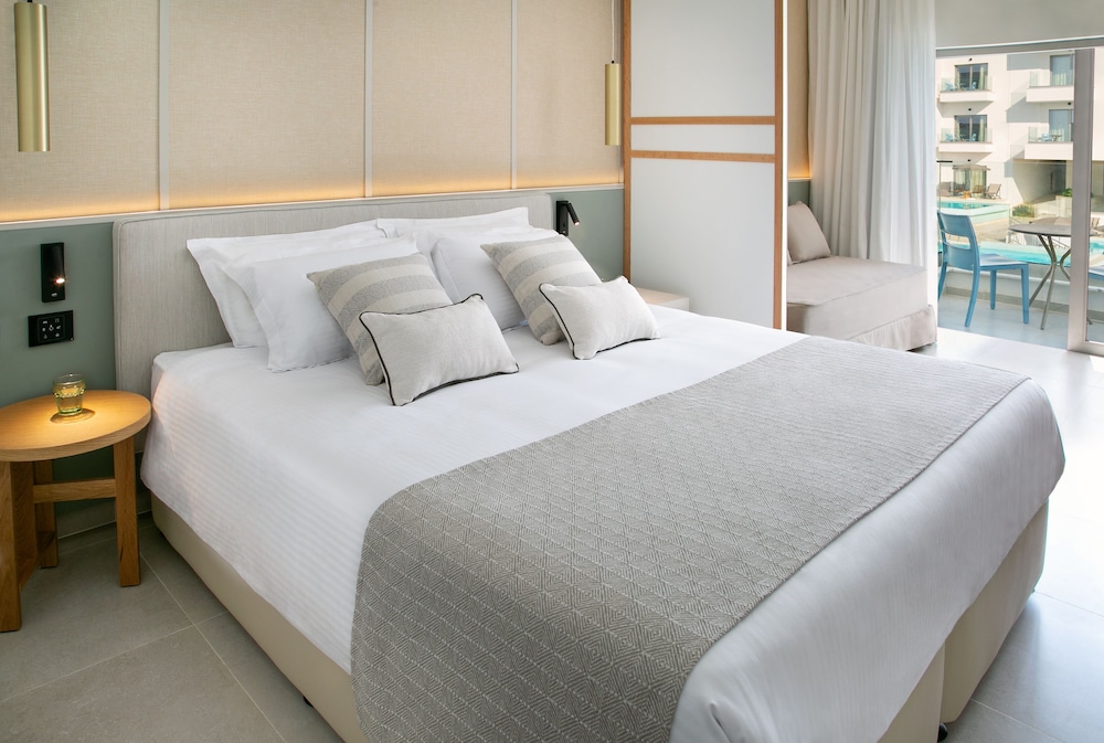 FAMILY, DOUBLE AND TWIN BEDS, POOL VIEW