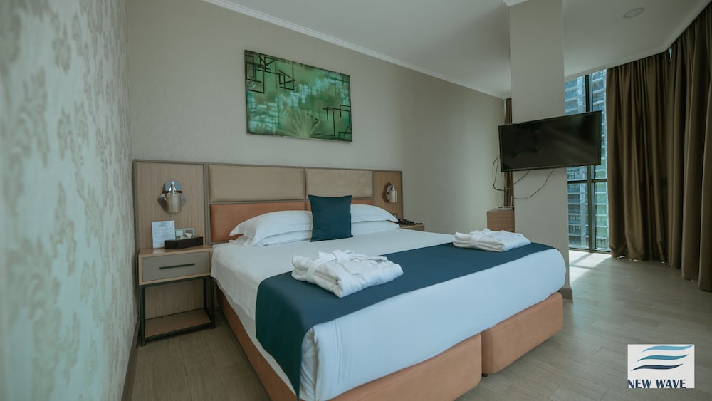 New Wave Hotel 22/48