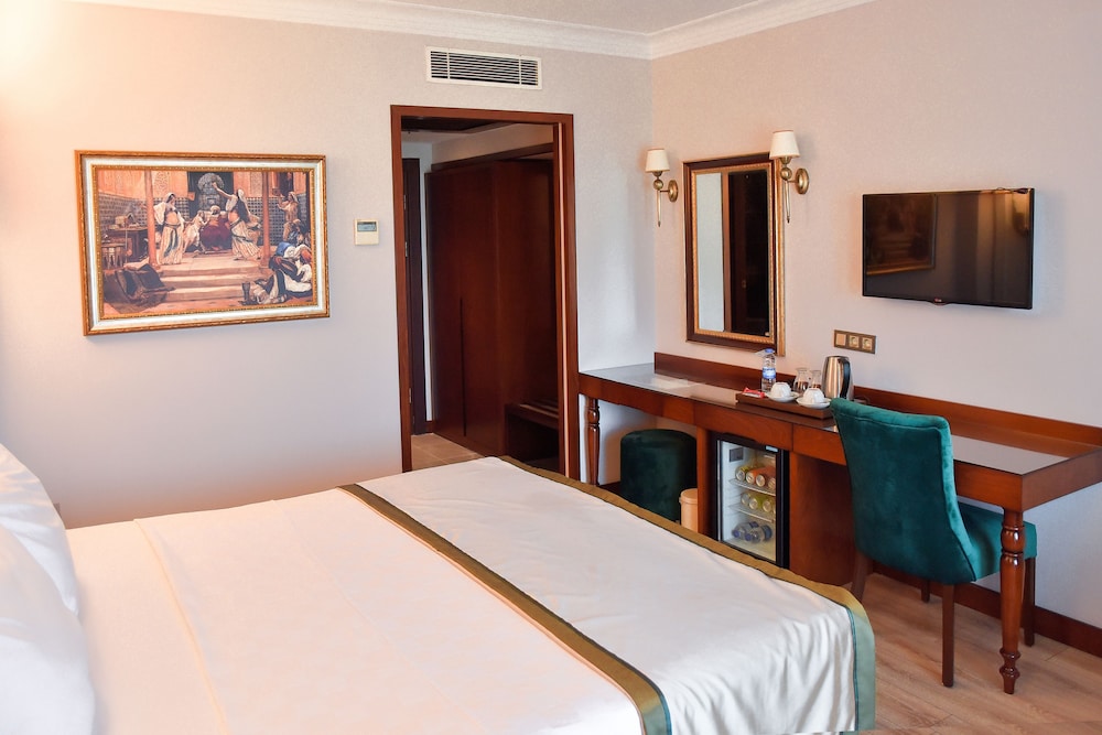STANDARD, DOUBLE BED, LAKE VIEW