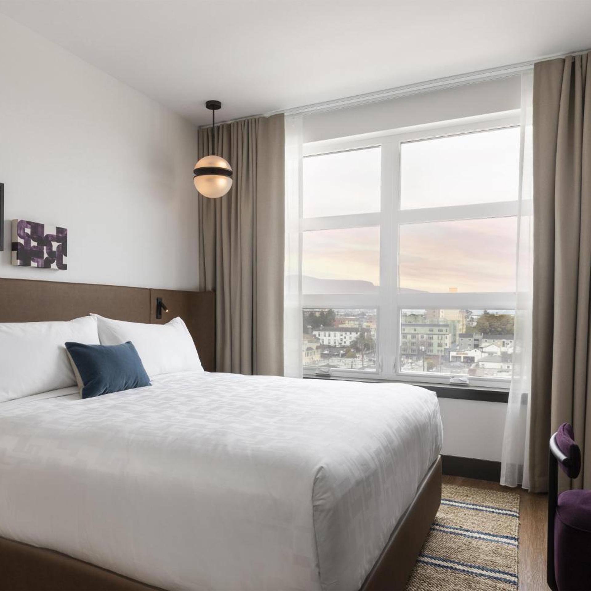 Urban, King Bed, Bathtub, Accessible
