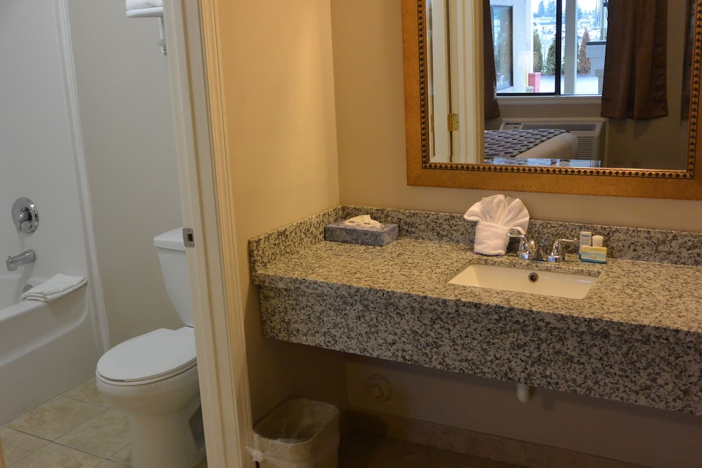 Efficiency, 2 Double Beds, Days Inn by Wyndham Lakewood South Tacoma 9/10