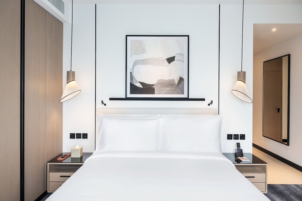 DELUXE, SUITE, CITY VIEW