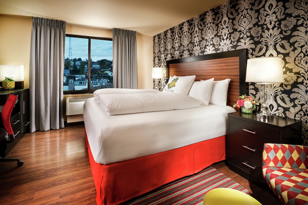 Staypineapple At The Maxwell Hotel 11/50