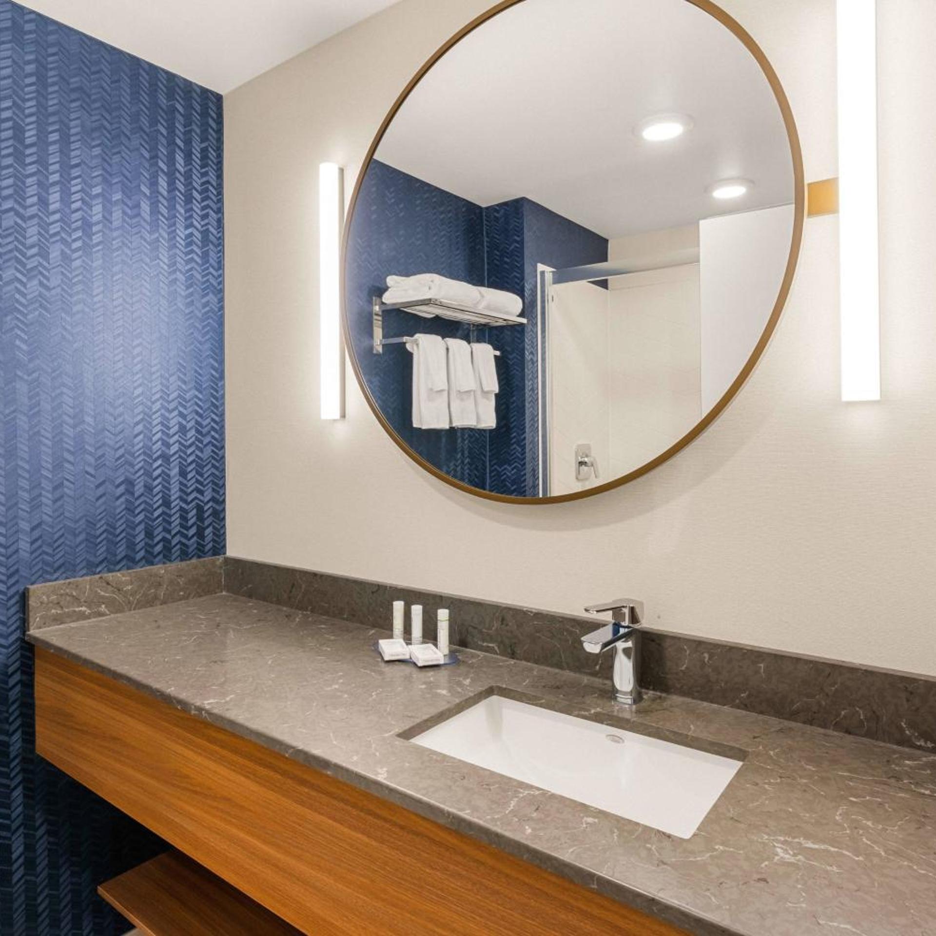 غرفة بسرير كينج بحوض استحمام لذوي الإعاقة، Fairfield Inn & Suites by Marriott Seattle Downtown/Seattle Center 2/4