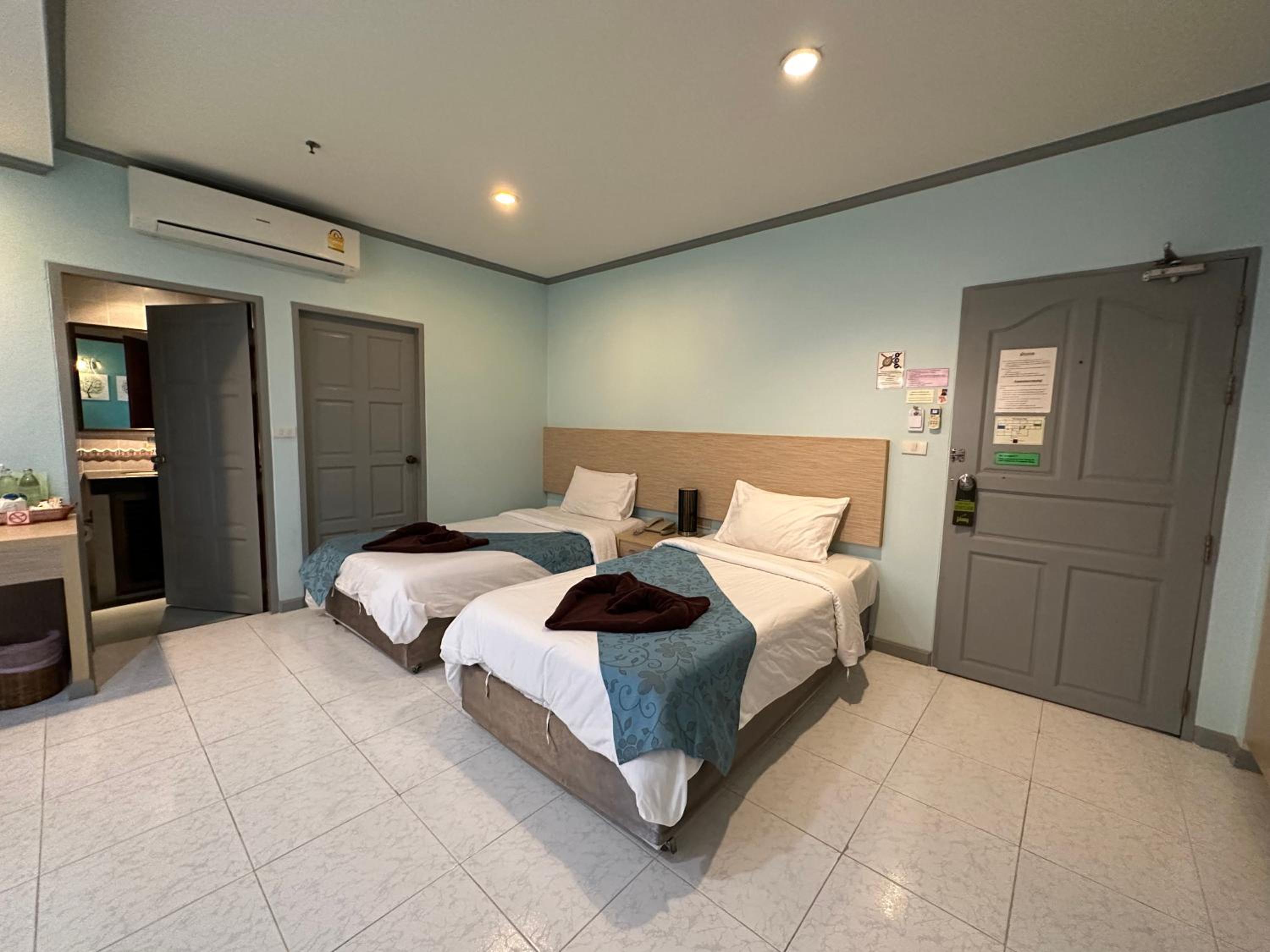 غرفة قياسية بسريرين منفصلين وسرير كينج وسرير فردي، Thipurai City Hotel 5/10