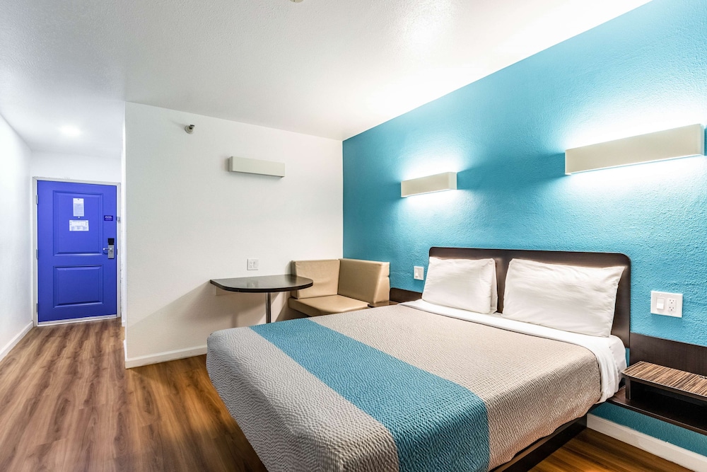 Motel6 Fountain Valley, CA - Huntington Beach Area 12/37