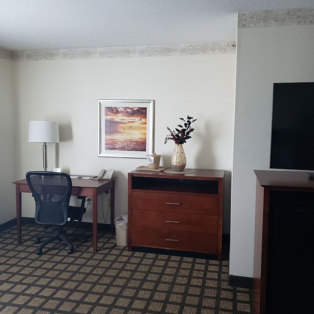 Baymont By Wyndham Mackinaw City 12/34
