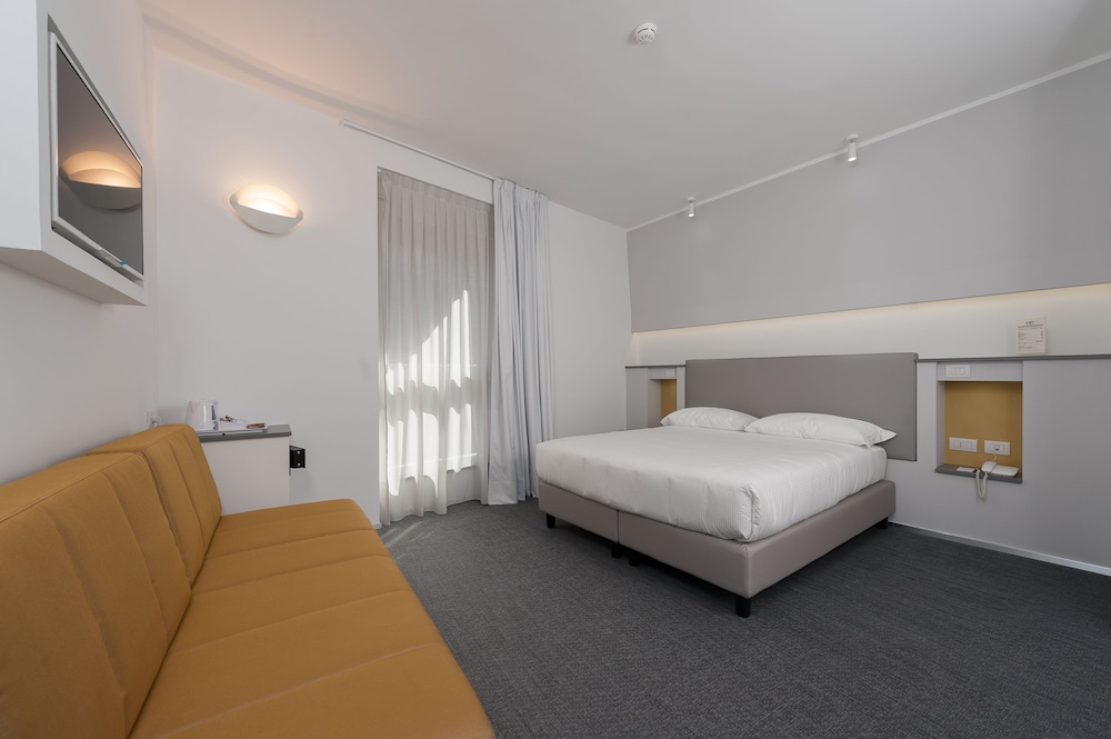 Deluxe, Queen Bed, Sofa