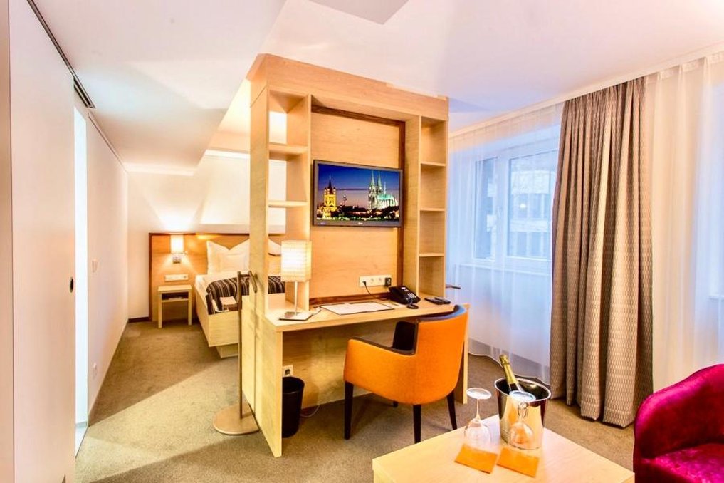 Stadthotel am Romerturm 30/54