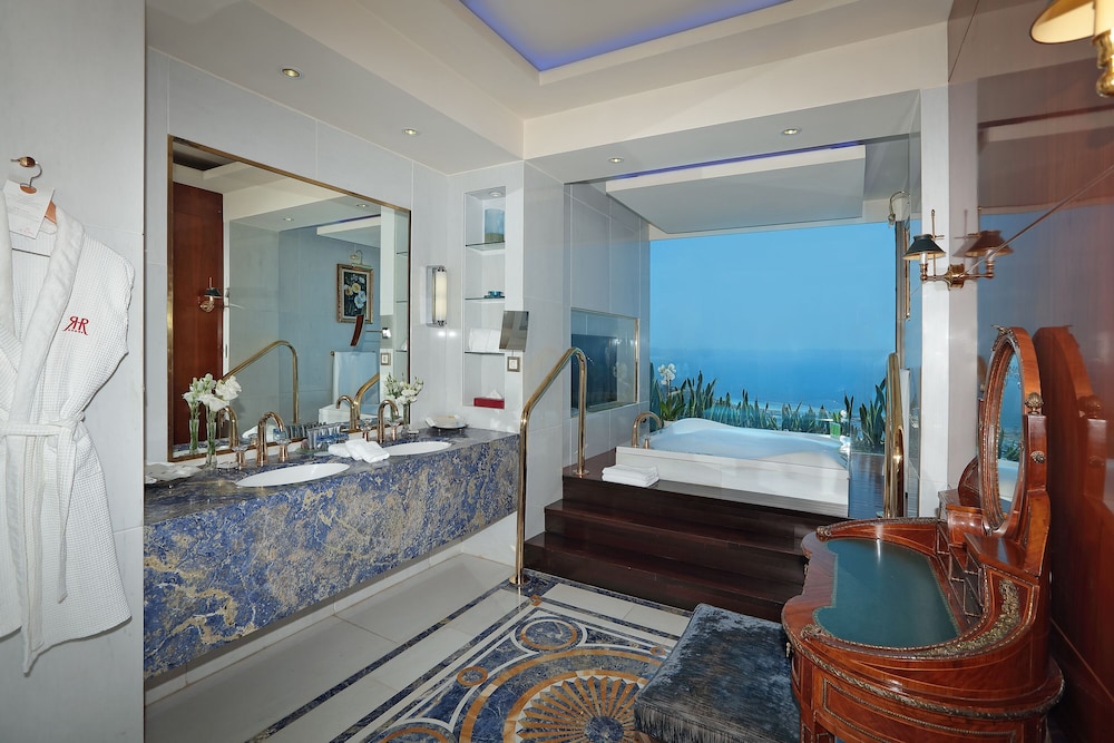ROYAL, SUITE, KING BED