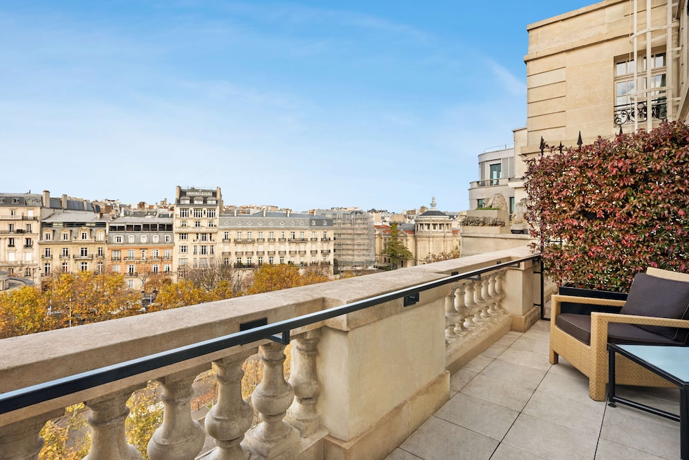 Shangri-La Paris 43/81