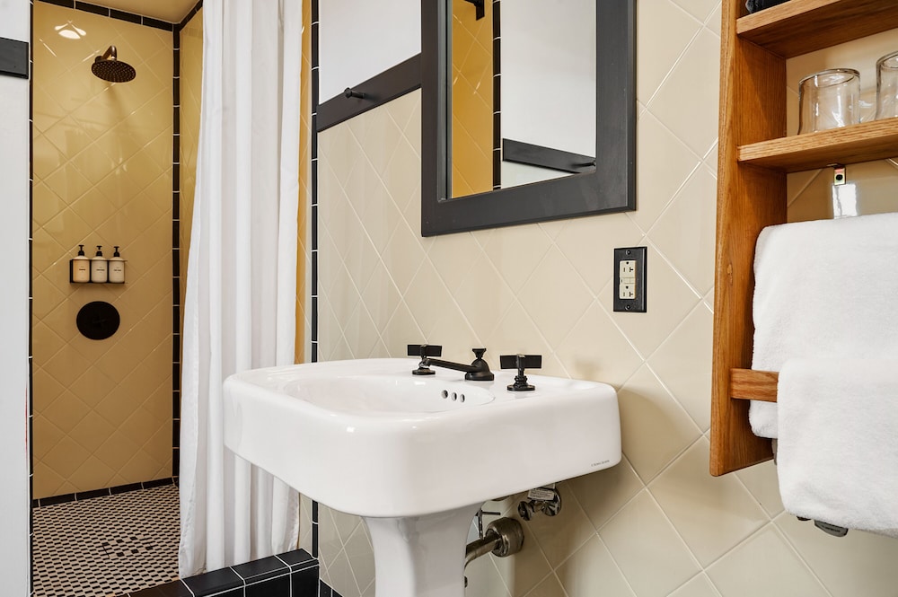 Deluxe, King Bed, The Maverick by Casa 4/5