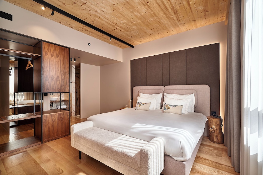 EXECUTIVE, SUITE