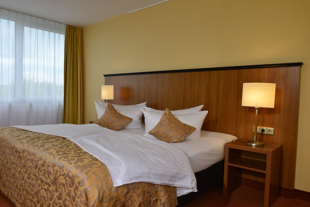 Standard, Triple, 1 Double and 1 Single Bed, Mountain or Partial View