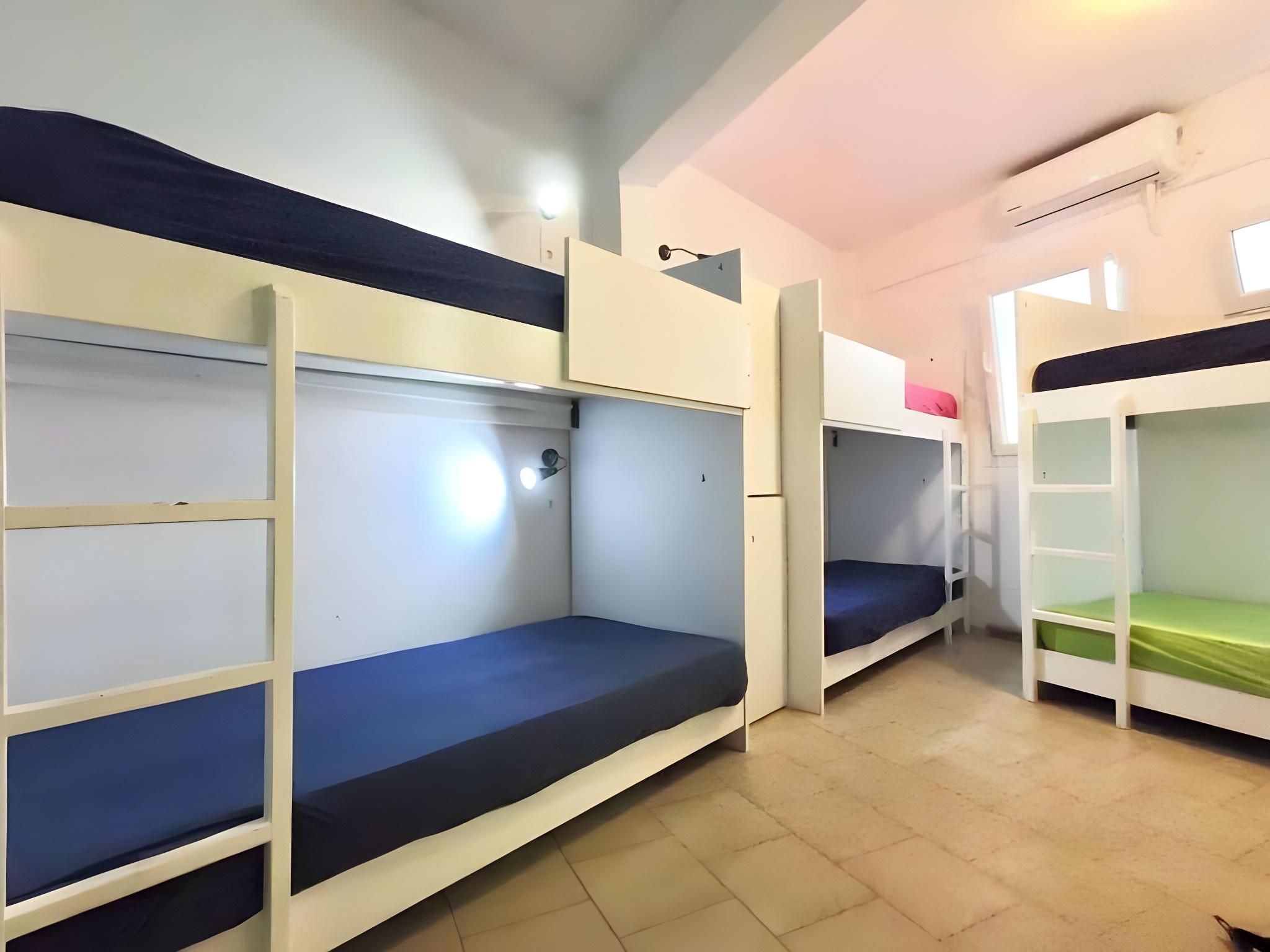 Mixed Dorm, 10 People