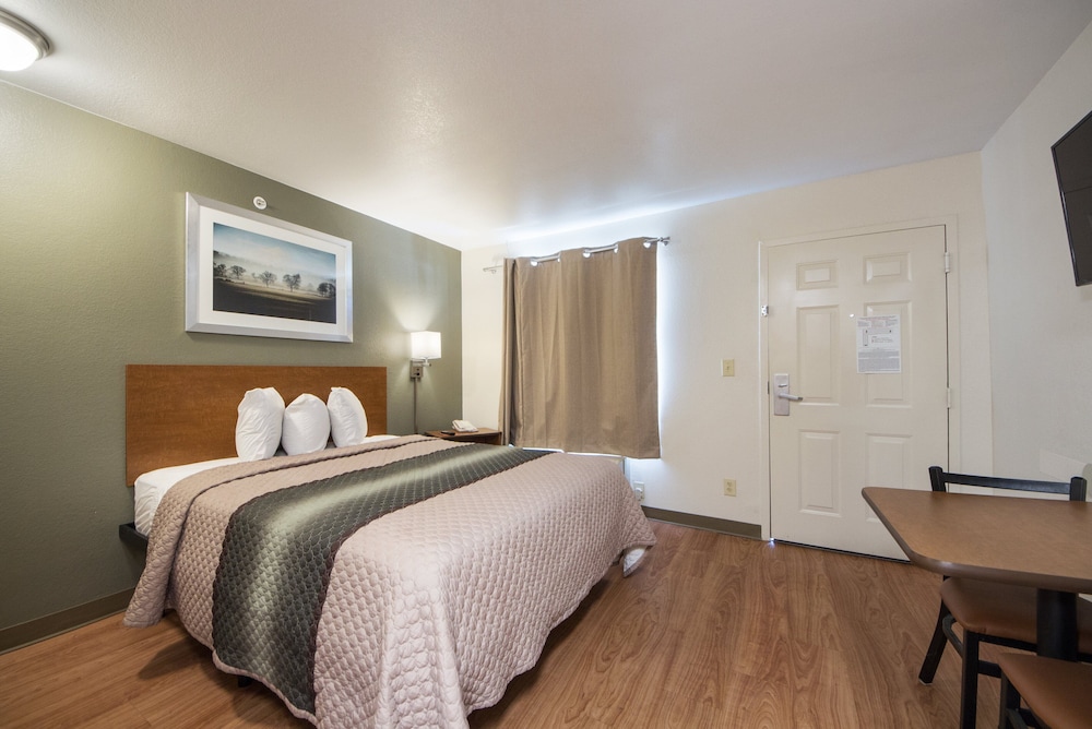 STUDIO, QUEEN BED