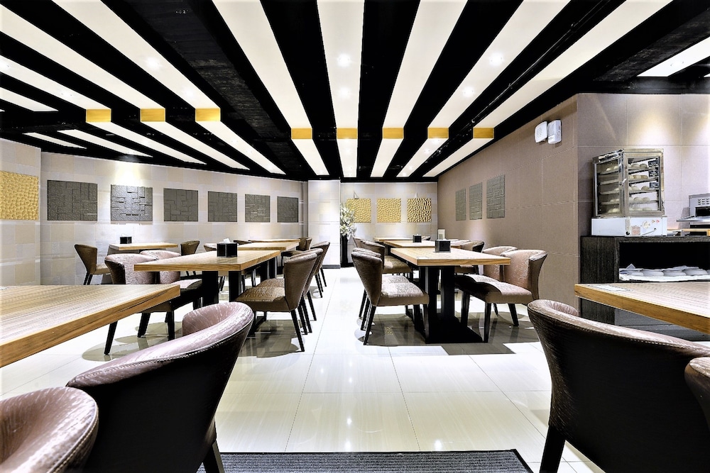 J Hotel 52/60