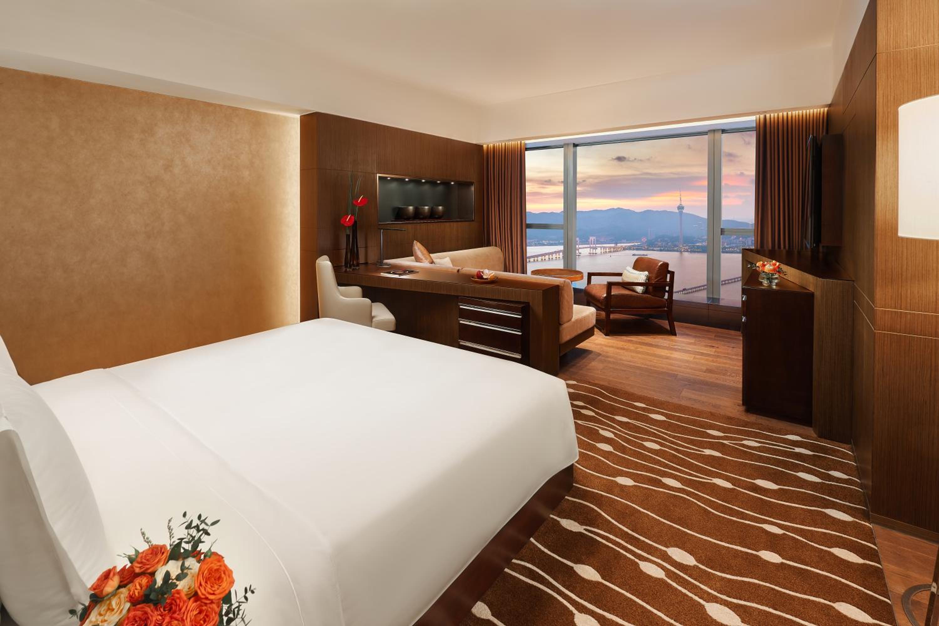 King Bed, Water Front
