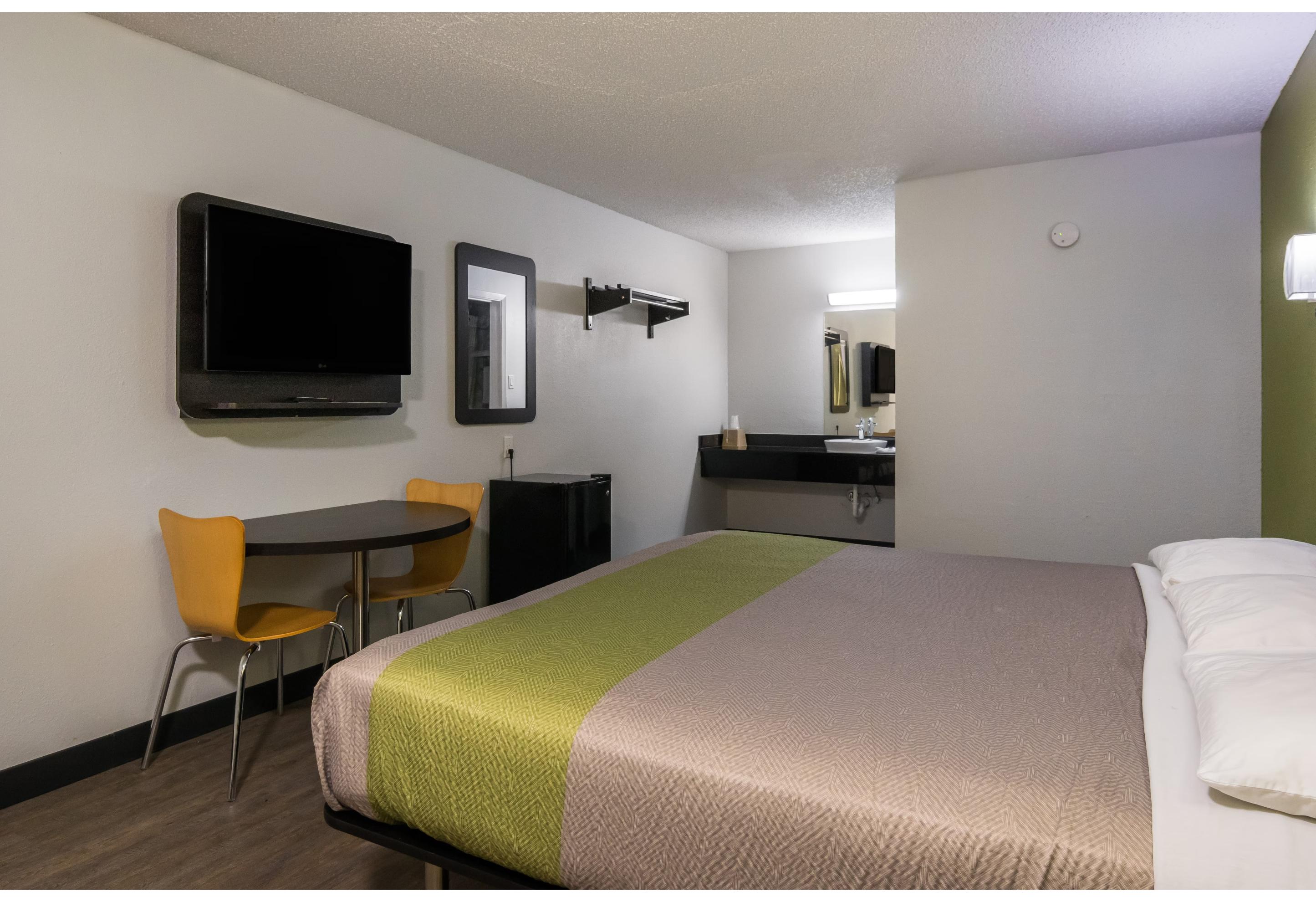 غرفة بسرير كينج للمدخنين، Motel6 Irving, TX - Loop 12 9/10