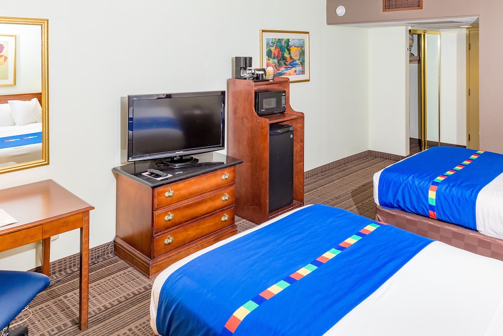 Premium, 2 Double Beds, Park Inn by Radisson Sharon, PA 2/2