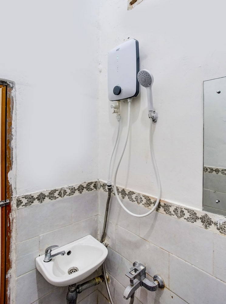 OYO 90124 Oemah Ratu Hostel Syariah 26/28