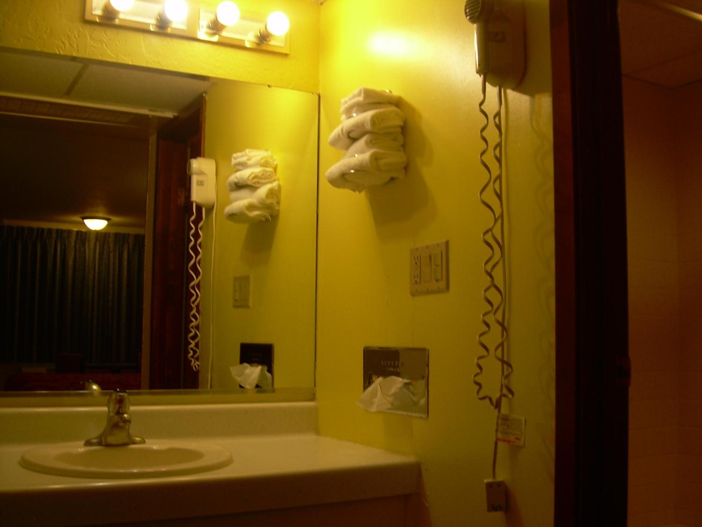 83 Motel 23/28