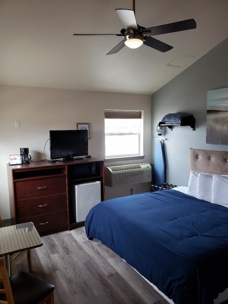 Price Pointe Inn 13/42