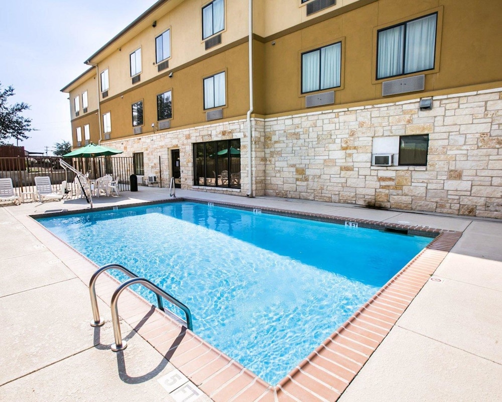 Sleep Inn & Suites Gonzales near Palmetto State Park 5/50
