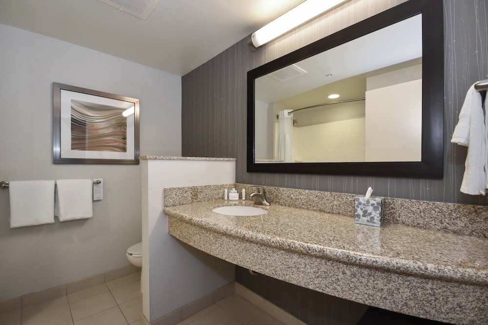 غرفة بسرير كينج لذوي الإعاقة، Courtyard Marriott Charlotte Concord 3/5