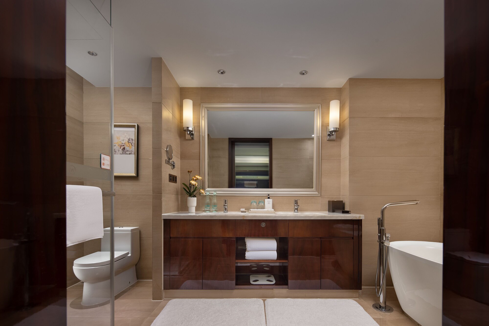 EXECUTIVE, SUITE