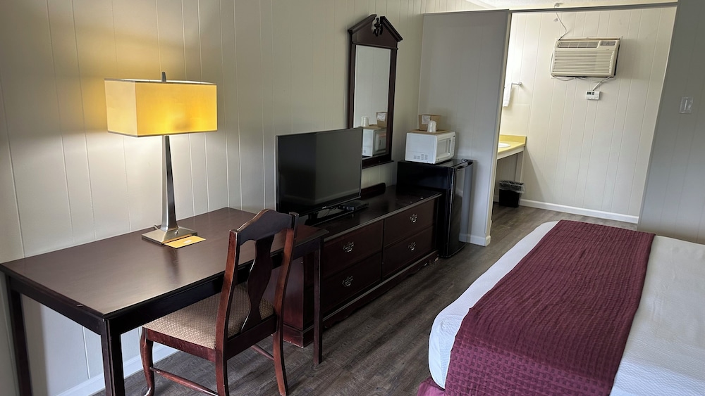 Colonial Inn Franklin 25/35