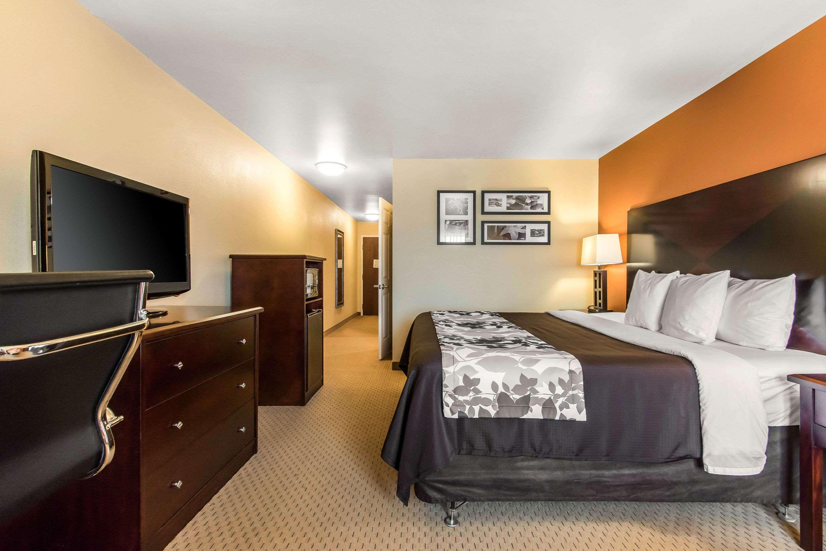 ROOM, KING BED