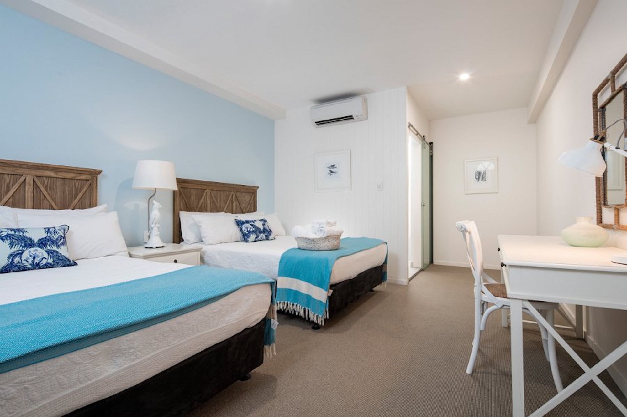 ROOM, DOUBLE OR TWIN BED