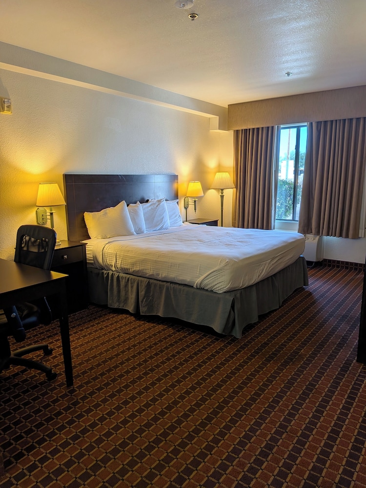 Catalina Inn 16/40