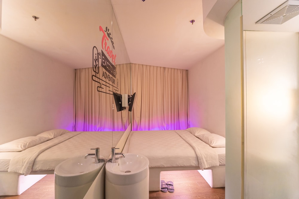 J.ICON HIP HOTEL 51/53