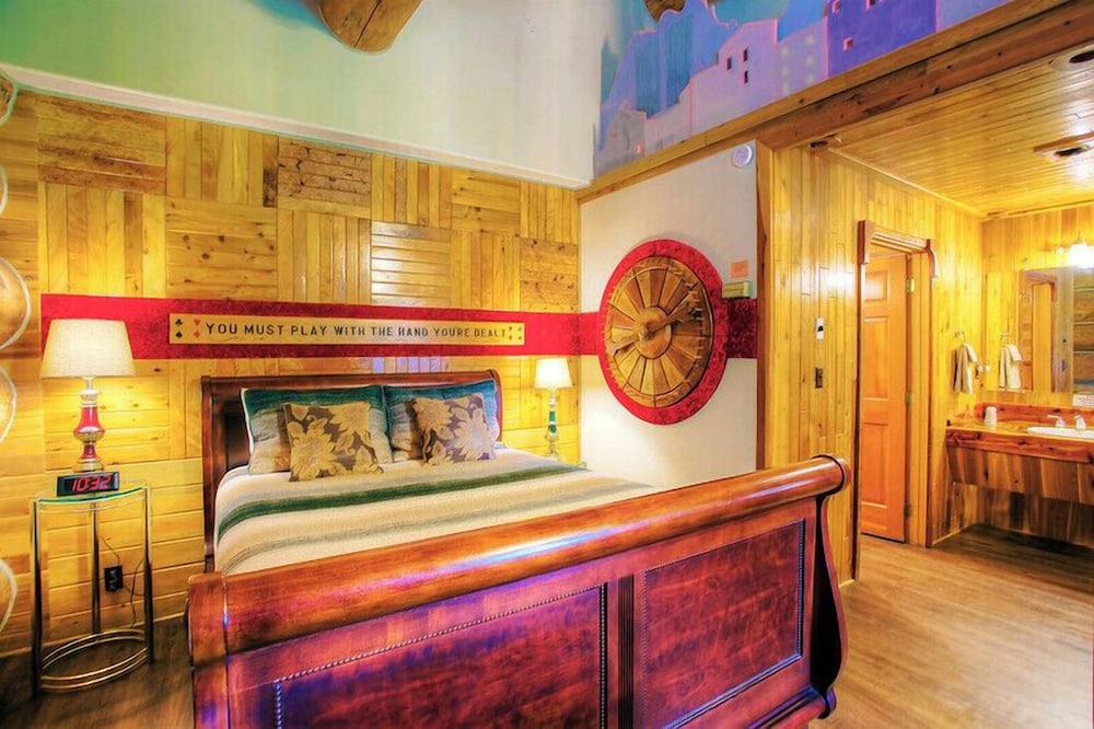 Theme, Studio, Cabin, Queen Bed, Sofa, Pet Friendly