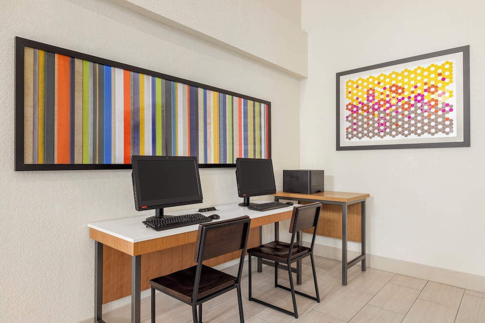 Holiday Inn Express Hotel & Suites Sarasota East - I-75 61/67