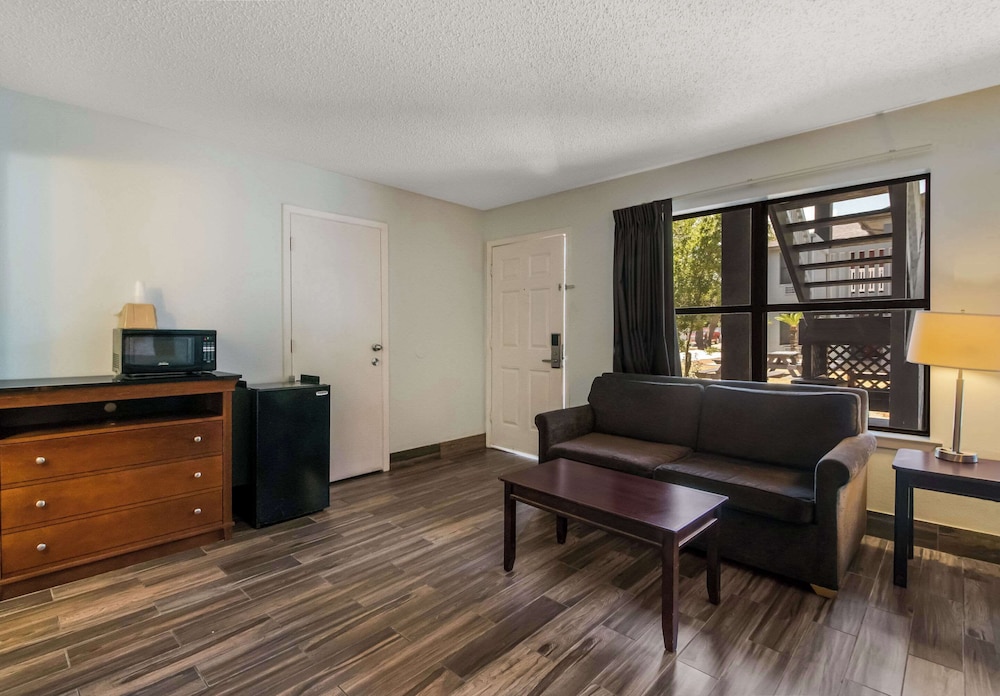 Econo Lodge Inn & Suites Fulton Rockport 20/41