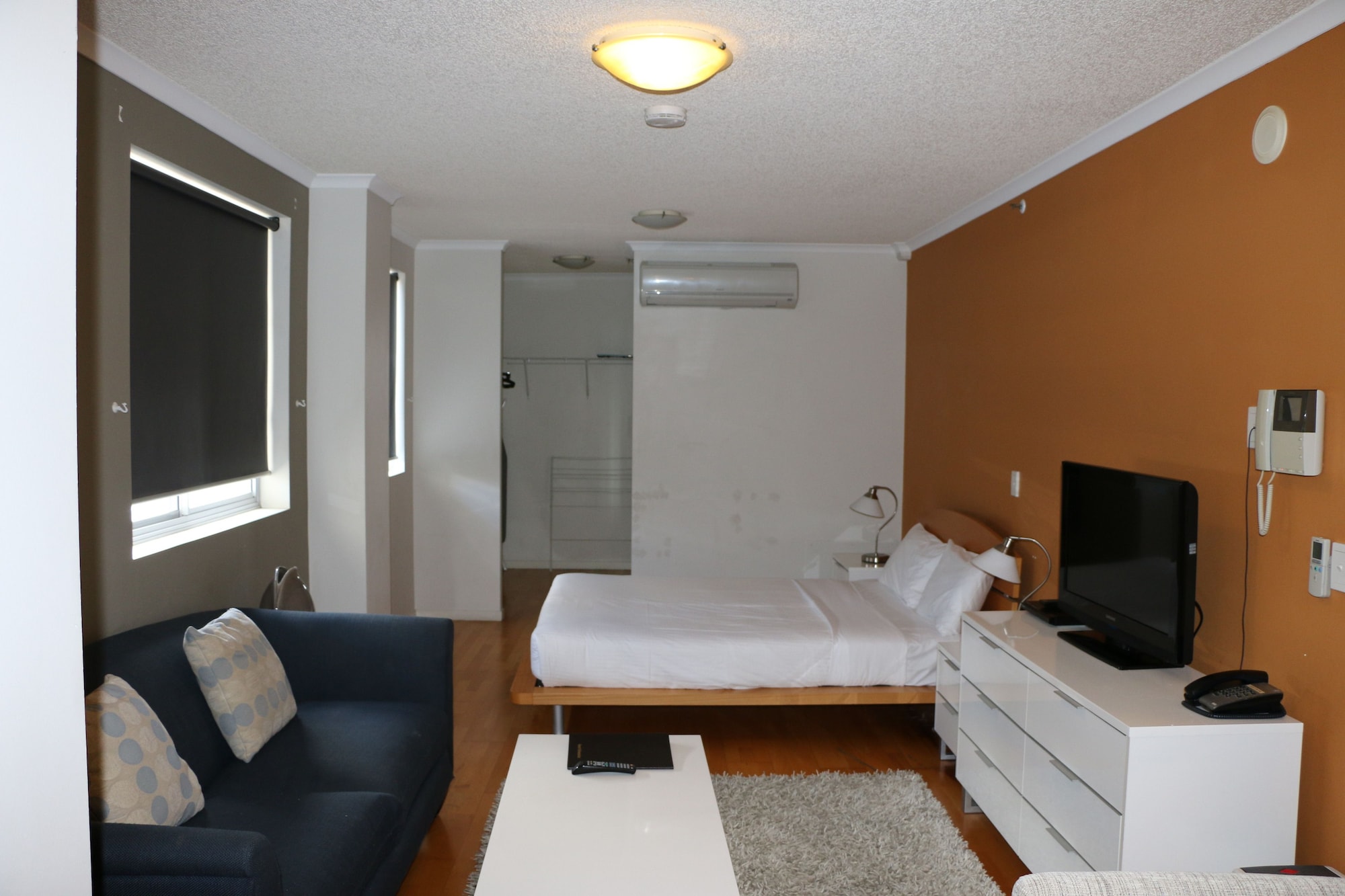STUDIO, QUEEN BED