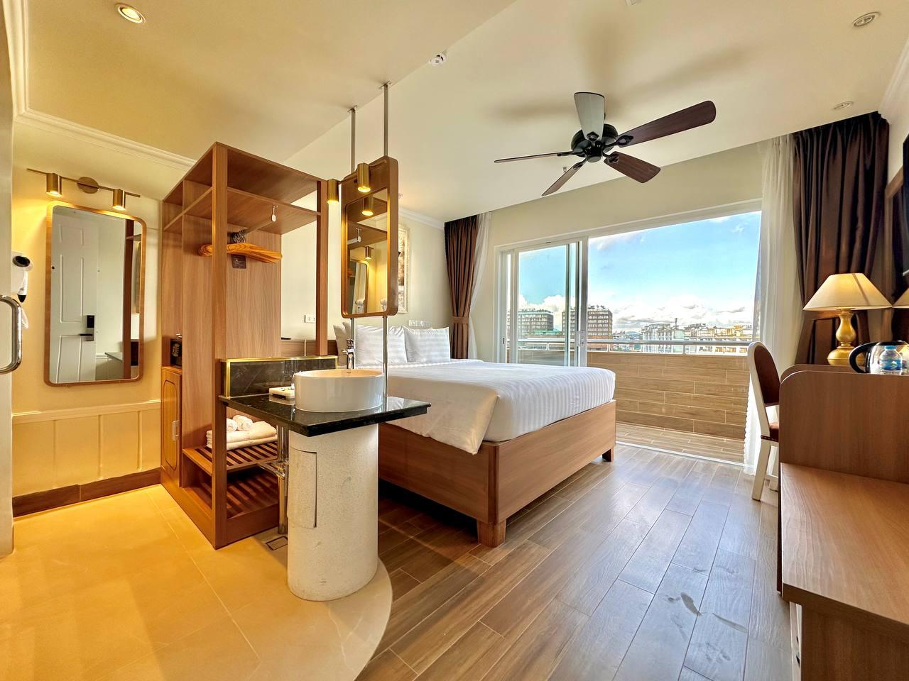 EXECUTIVE, BALCONY