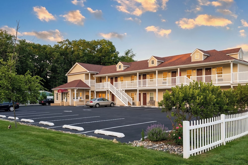 At 9 Motel Near Freehold I-195 25/38