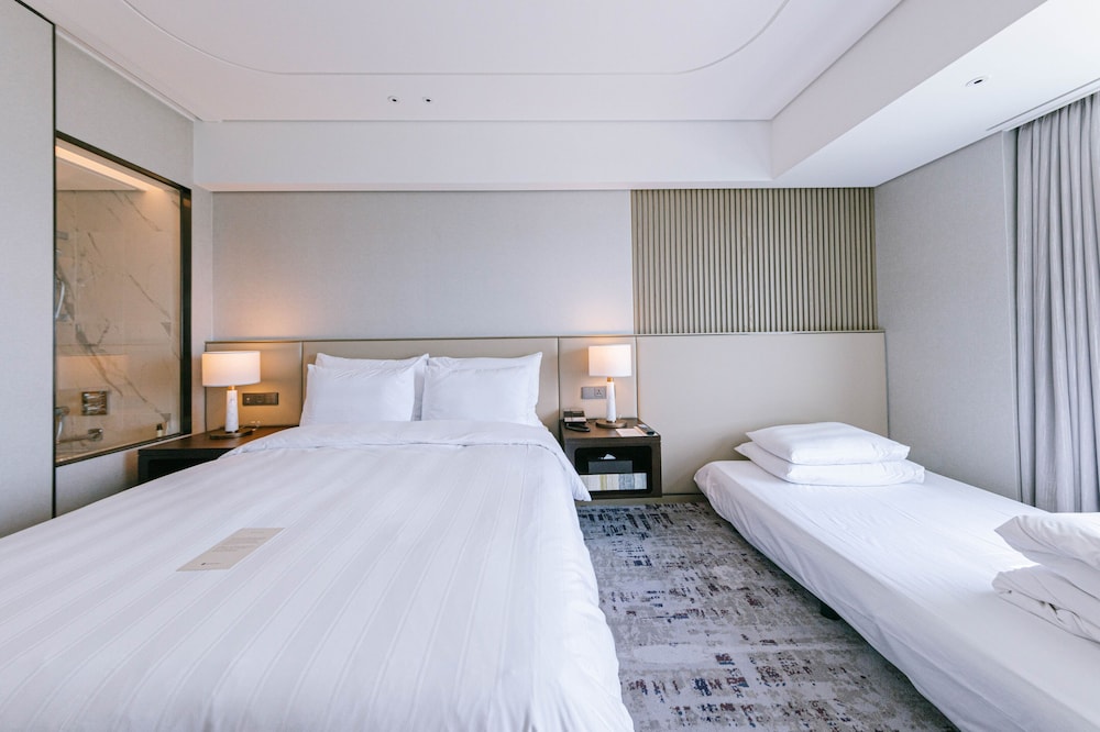 Deluxe, Double Bed, Lake View, Sofa